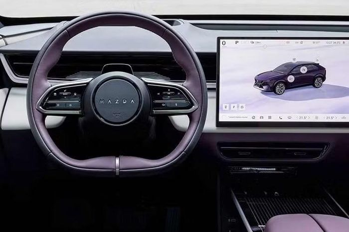 Về kích thước, CX-6e có chiều dài cơ sở tương đương ZEEKR 7X và XPENG G6, đồng thời lớn hơn một số mẫu xe như Toyota bZ4X hay Honda e:N2. Phiên bản được đề cập sử dụng hệ truyền động Long Range RWD, với một mô-tơ điện đặt ở cầu sau, cho công suất tối đa 258 mã lực và mô-men xoắn cực đại 290 Nm.