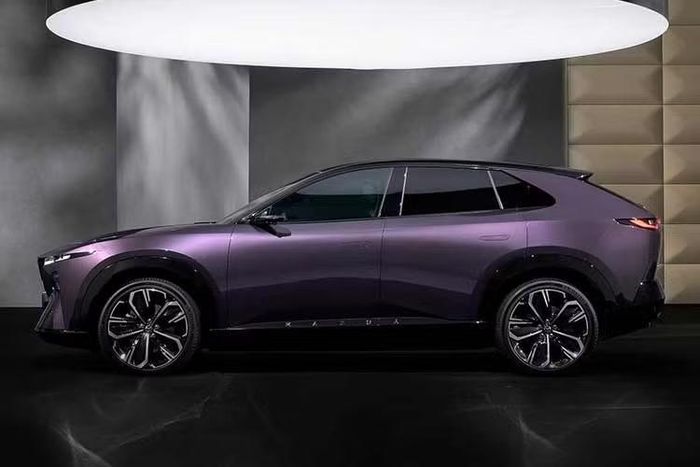 Theo thông tin được công bố, Mazda cũng điều chỉnh hệ thống treo, khả năng vận hành và đặc tính điều khiển để tạo sự khác biệt so với mẫu xe dùng chung nền tảng. CX-6e mang ngôn ngữ thiết kế đặc trưng của Mazda mang tên “Soul Motion”.