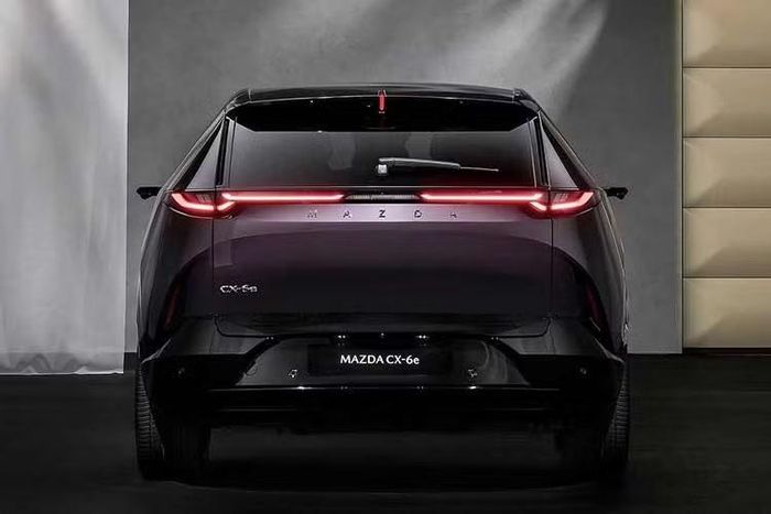 Một số trang bị đáng chú ý khác trên mẫu xe SUV điện Mazda CX-6e sắp ra mắt thị trường Thái Lan gồm mâm hợp kim 21 inch, nội thất hai tông màu Amethyst & White và ghế sau tích hợp hệ thống thông gió.