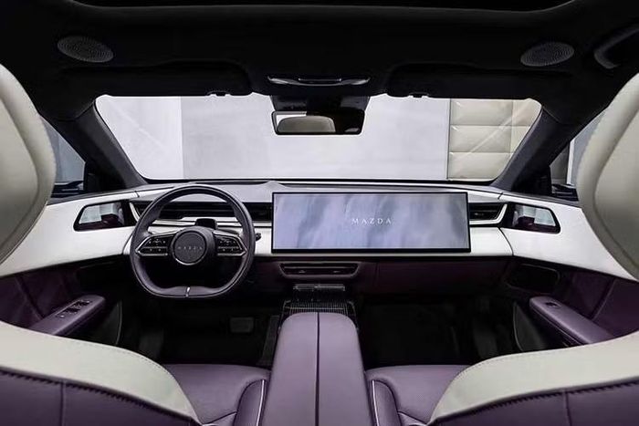 Bên cạnh thiết kế ngoại thất mang phong cách riêng, Mazda CX-6e gây chú ý với màn hình trung tâm Ultra-Wide độ phân giải 5K, kích thước khoảng 26 inch, bộ pin 77,9 kWh, phạm vi hoạt động tối đa 600 km theo tiêu chuẩn NEDC và khả năng sạc nhanh DC công suất lên tới 195 kW.