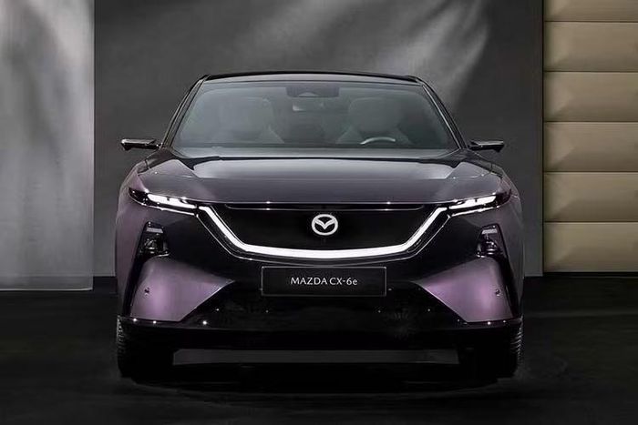 Mazda CX-6e sẽ trở thành mẫu xe điện 100% thứ hai của Mazda tại thị trường Thái Lan, sau Mazda6e. Xe dự kiến được nhập khẩu nguyên chiếc từ Trung Quốc. Mức giá xe dự kiến từ 1.xx triệu baht (tương đương 776 triệu đồng).