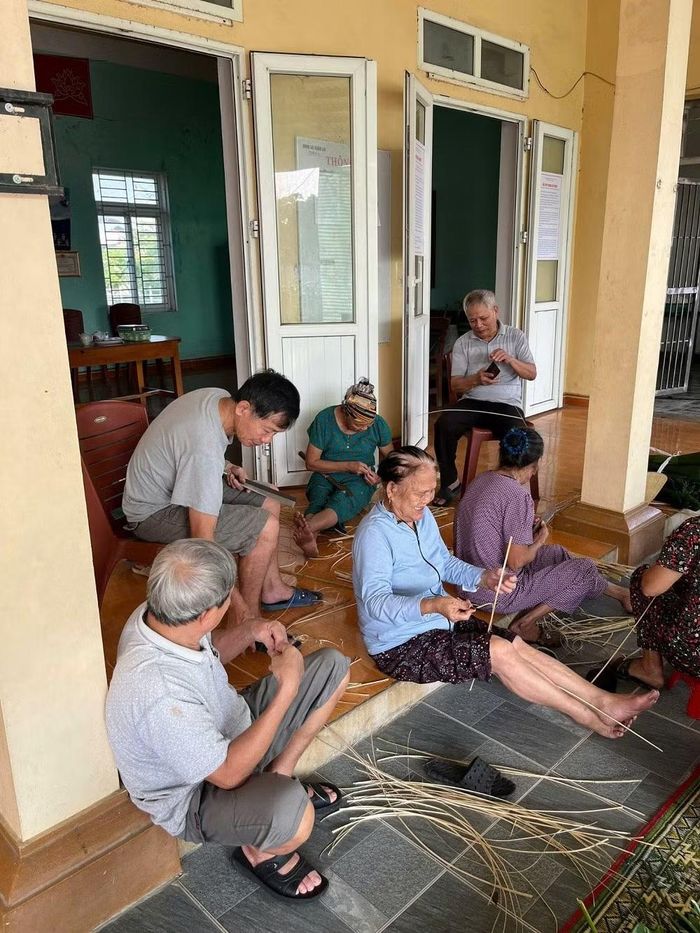 Mỗi người một việc cùng góp sức chuẩn bị tết Trung thu. Ảnh: Hà Sỹ Quý cung cấp