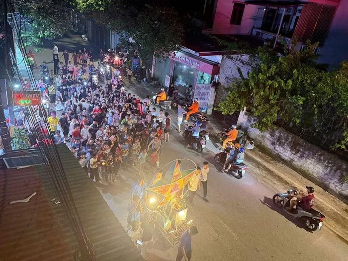 Hoạt động rước đèn Trung thu khiến các em nhỏ thích thú. Ảnh: Hà Sỹ Quý cung cấp