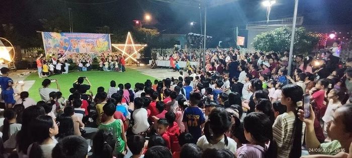 Đêm Trung thu được tổ chức tại Nhà văn hóa thu hút đông đảo người dân và các em nhỏ tham gia. Ảnh: Hà Duyên Nhân