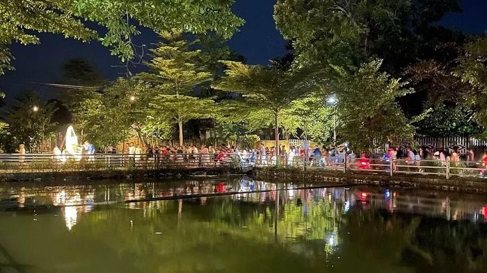Khung cảnh làng quê trở nên náo nhiệt trong đêm hội trăng rằm. Ảnh: Hà Duyên Sơn