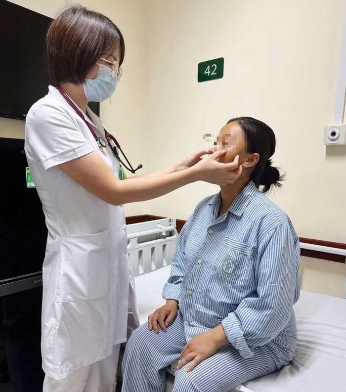 Bác sĩ thăm khám cho bệnh nhân - Ảnh BVCC