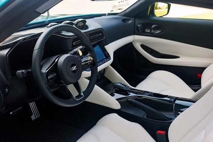 Ở bản tiêu chuẩn, động cơ này cho công suất tối đa 400 mã lực và mô-men xoắn cực đại 474 Nm. Phiên bản Nismo còn mạnh hơn với công suất tối đa 420 mã lực và mô-men xoắn cực đại 520 Nm.