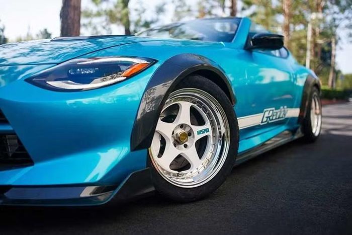 Đúng như dự đoán, bộ bodykit trên Nissan Z Kaze Concept cũng được làm từ sợi carbon, bao gồm cánh lướt gió trước, ốp sườn, bộ khuếch tán phía sau và cánh gió cỡ lớn.