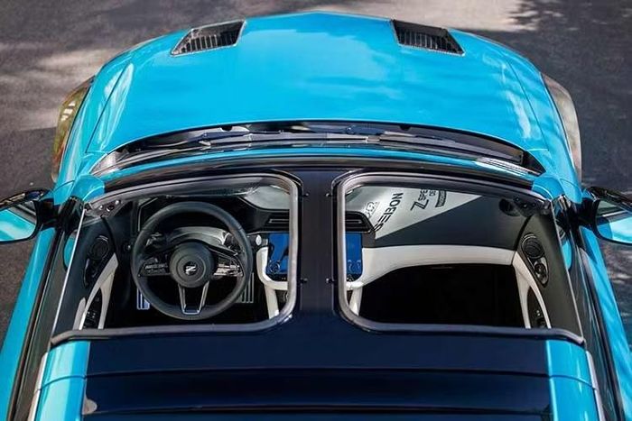 Nội thất về cơ bản được giữ nguyên như Nissan Z tiêu chuẩn, trừ bộ ghế bọc da màu trắng tùy biến. Tông màu này tương phản với các chi tiết màu đen cùng những ốp sợi carbon trên bảng điều khiển trung tâm và mặt táp-lô. Ngoài ra, ghế còn được trang bị tựa đầu tích hợp loa Bose, cho phép người lái tận hưởng âm nhạc khi mở mui.