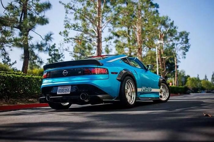 Những nâng cấp không chỉ dừng lại ở kiểu mui xe thú vị khi Nissan Z Kaze Concept còn sở hữu màu sơn xanh Pacific Teal mang đậm phong cách xe độ ra đời từ thập niên 1990. Kết quả có phần gây tranh cãi nhưng mẫu xe concept này sở hữu nắp ca-pô có khe thông gió và chắn bùn mở rộng đều làm bằng sợi carbon cùng bộ bodykit khí động học.