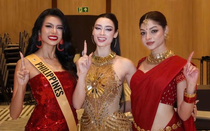 Với thời lượng một phút, Emoura Phạm vừa hát vừa thực hiện những động tác vũ đạo mạnh mẽ. Giai điệu bắt tai cùng phong cách trình diễn tự tin giúp người đẹp khuấy động hội trường.