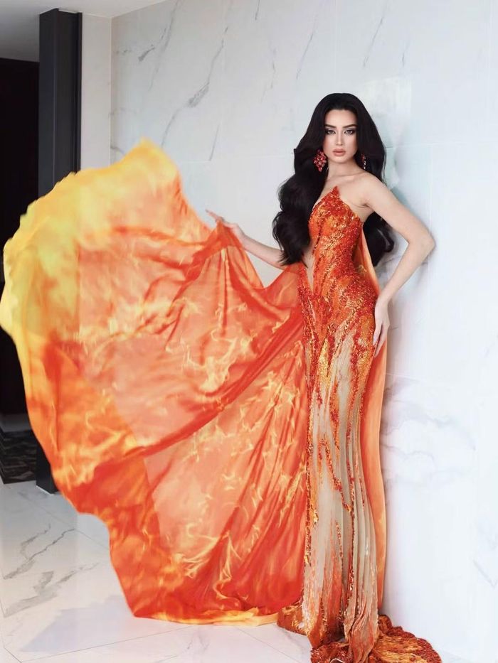 Trước đó, tại lễ khai mạc và họp báo Miss Grand International 2026, Emoura Phạm bất ngờ hụt chân, mất thăng bằng khi bước xuống bậc sân khấu đầu tiên. Vương miện tuột xuống nhưng cô kịp thời đưa tay bắt lấy, nhanh chóng lấy lại thăng bằng và tiếp tục phần trình diễn.