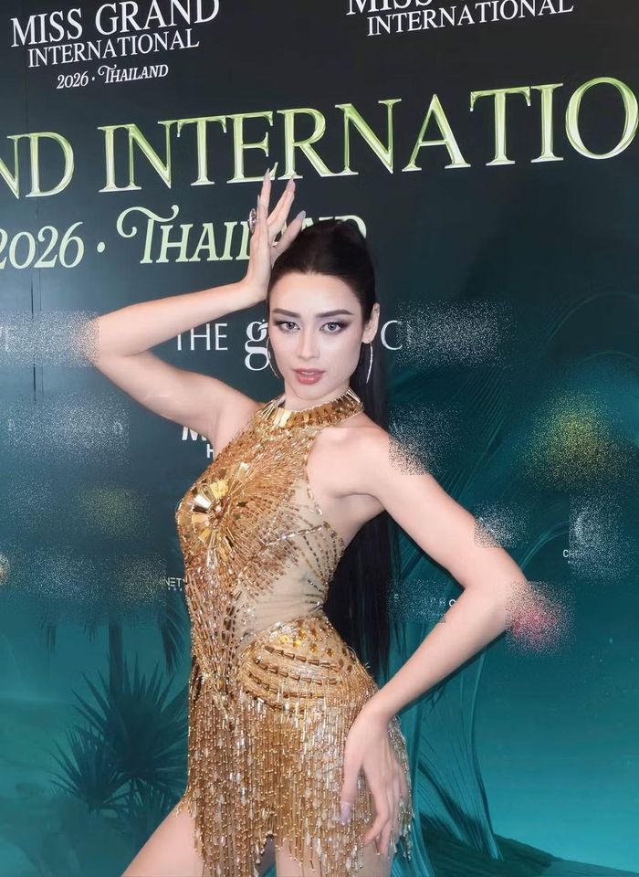 Đại diện Việt Nam - Hoa hậu Emoura Phạm mang đến màn trình diễn kết hợp hát và nhảy trên nền ca khúc “Espresso” của nữ ca sĩ Sabrina Carpenter.