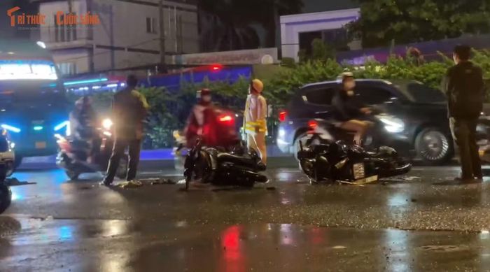 Nhiều xe máy nằm ngổn ngang trên đường sau tai nạn