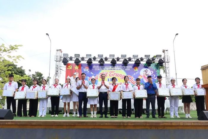 Từng phần quà ý nghĩa được ban tổ chức trao cho các em học sinh.
