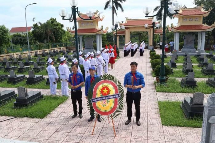 Hoạt động thăm viếng Nghĩa trang liệt sĩ mang ý nghĩa giáo dục đạo lý "uống nước nhớ nguồn".