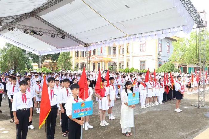 Từng Chi đội đến từ các thôn tề tựu đầy đủ tại chương trình.