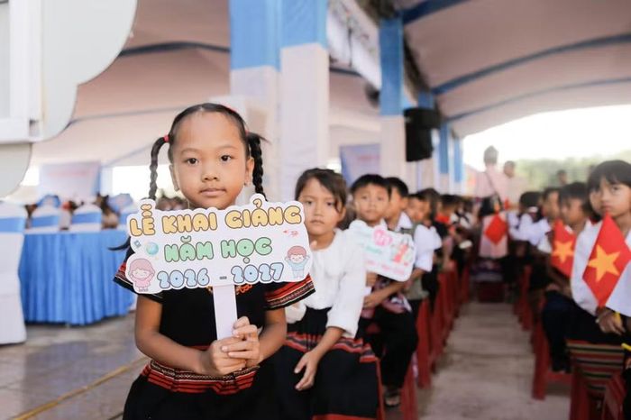 Những khuôn mặt thơ ngây của học sinh Trường Phổ thông nội trú liên cấp Tiểu học và THCS xã A Lưới 4 trong ngày khai giảng đầu tiên.