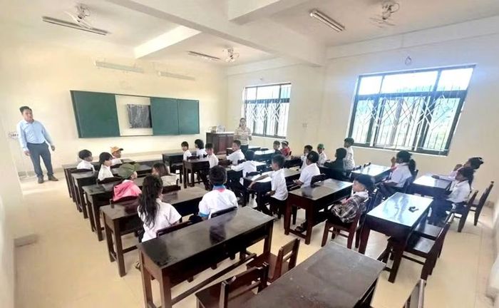 Những lớp học mới tinh tươm tạo môi trường học tập chuẩn mực cho học sinh vùng miền núi A Lưới, "đòn bẩy" để các em vươn lên giảm nghèo trong tương lai.