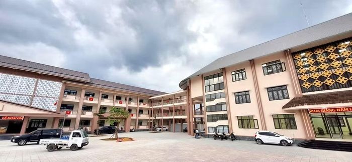 Trường Phổ thông nội trú liên cấp Tiểu học và THCS xã A Lưới 4 hiện đại, là nơi sẽ hiện thực hóa ước mơ học tập và vươn lên cho thế hệ trẻ.