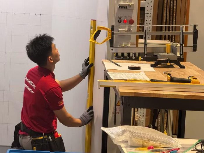 Thí sinh tham gia nghề Lắp đặt điện.