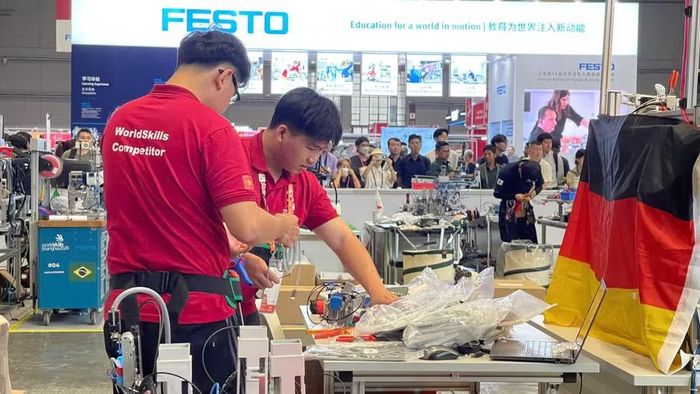 Thi nghề Cơ điện tử của thí sinh Trường Cao đẳng kỹ thuật Cao Thắng.