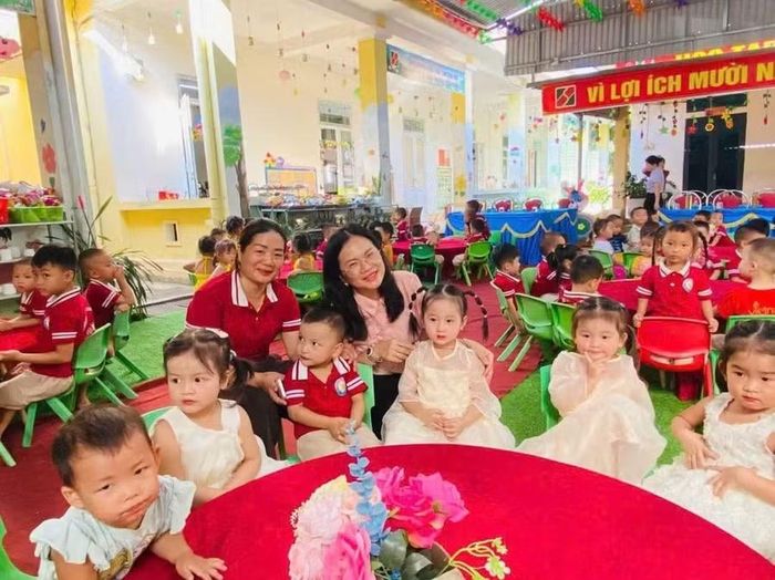Cô và trò Trường Mầm non Hùng Lợi.