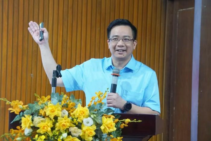 Ông Nguyễn Như Hà, Vụ Pháp chế (Bộ GD&ĐT) báo cáo chuyên đề về kết quả rà soát và đề xuất xử lý văn bản quy phạm pháp luật