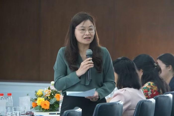 Bà Nguyễn Thị Hạnh, Phó Cục trưởng Cục Nhà giáo và Cán bộ quản lý giáo dục trao đổi với các đại biểu về các quy định về nhà giáo. Ảnh: M.Tùng.