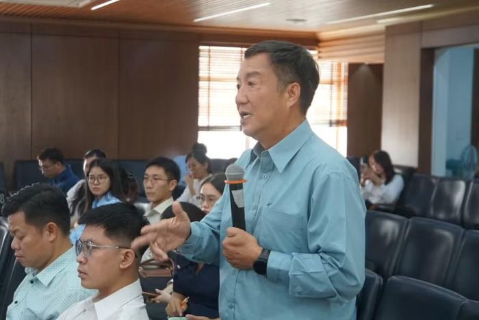 Đại diện của Học viện Hàng không Việt Nam trao đổi các vấn đề về chương trình đào tạo đại học, sau đại học. Ảnh: M.Tùng.