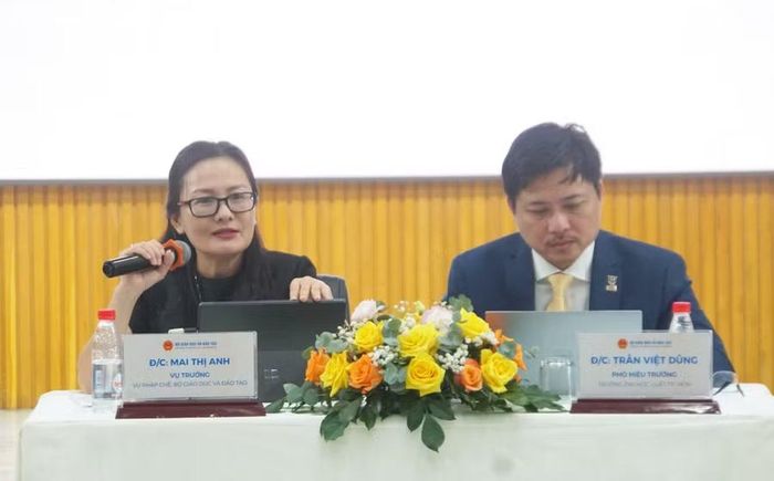 Bà Mai Thị Anh trao đổi với các đại biểu tại phần thảo luận của hội thảo. Ảnh: M.Tùng.