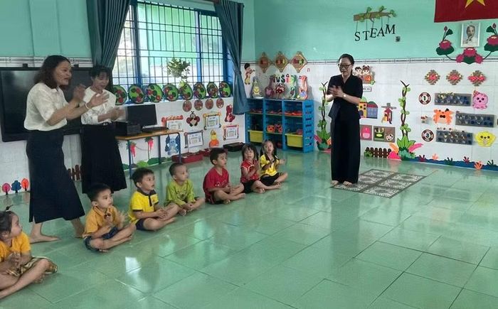 Thứ trưởng Nguyễn Thị Quyên Thanh thăm các bé học tại Trường Mầm non Tân Lập. Ảnh: Hà An.