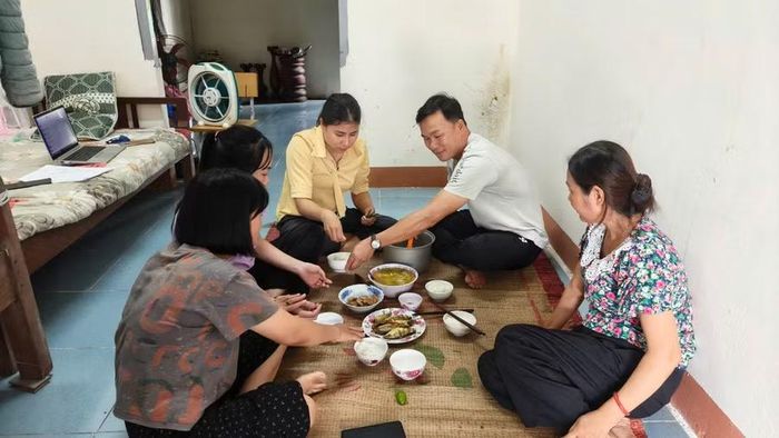 Bữa cơm trưa của tập thể giáo viên.