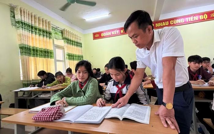 Thầy Hà Văn Dàn và học sinh Trường Tiểu học & THCS Mường Lát trong giờ học.