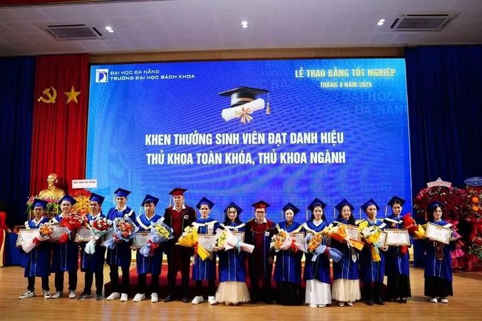 Trường Đại học Bách khoa - Đại học Đà Nẵng khen thưởng sinh viên xuất sắc trong Lễ trao bằng tốt nghiệp tháng 8/2026.