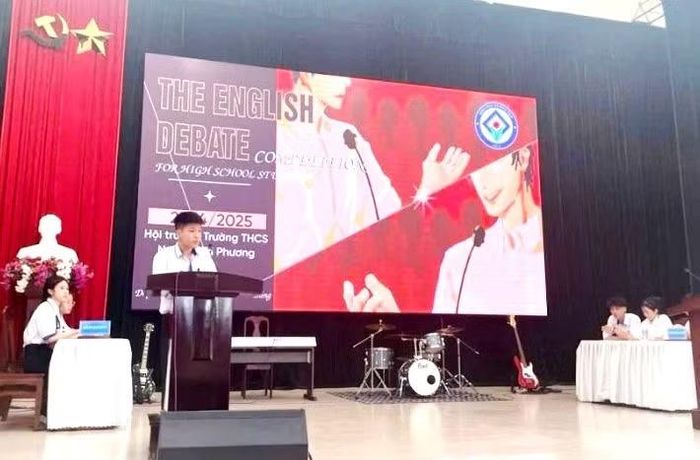 Các học sinh TP Huế thi Tranh biện tiếng Anh cấp thành phố.