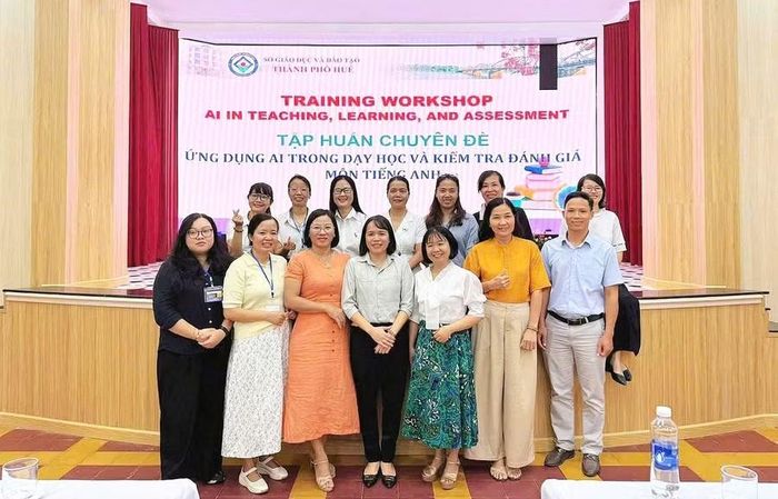 Bồi dưỡng ứng dụng AI trong dạy học và kiểm tra đánh giá môn tiếng Anh cho giáo viên TP Huế.