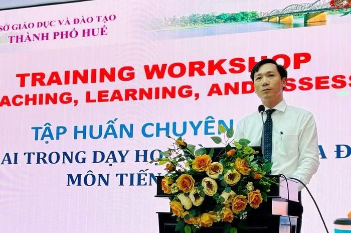 Ông Nguyễn Vinh Hưng, Phó Giám đốc Sở GD&ĐT TP Huế phát biểu trong một hội nghị tập huấn về tiếng Anh.