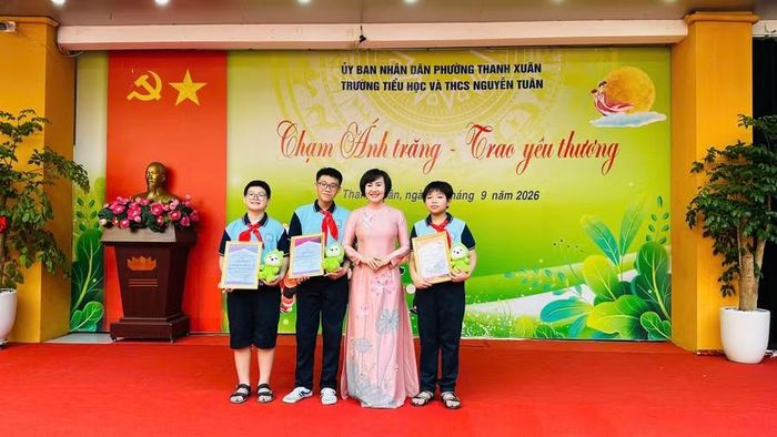 Cô Hiệu trưởng Trịnh Hồng Vân tặng giấy khen và quà động viên các nam sinh có hành động đẹp.