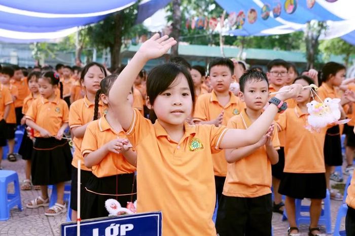 Học sinh Trường Tiểu học & THCS Hà Đông vui đón Tết Trung thu.