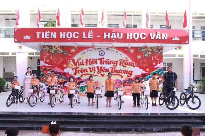 Nhà trường tặng xe đạp của mạnh thường quân cho các em nhỏ có hoàn cảnh đặc biệt, nỗ lực trong học tập.