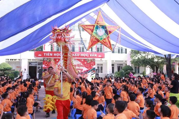 Màn múa lân rồng sôi động khiến trẻ thích thú.