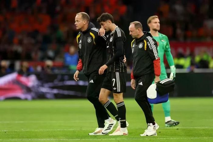 Kai Havertz được đội ngũ y tế tuyển Đức dìu rời sân sau khi dính chấn thương.
