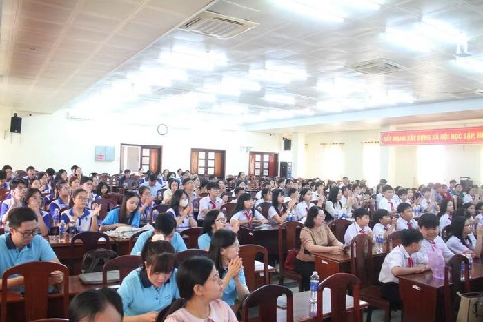 Đông đảo đại biểu, học sinh, sinh viên tham gia Hội thảo.