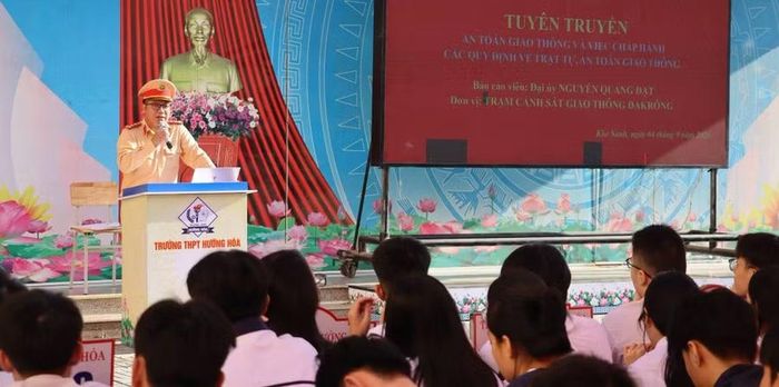 Cán bộ công an phổ biến quy định về tham gia giao thông an toàn cho học sinh Trường THPT Hướng Hoá.