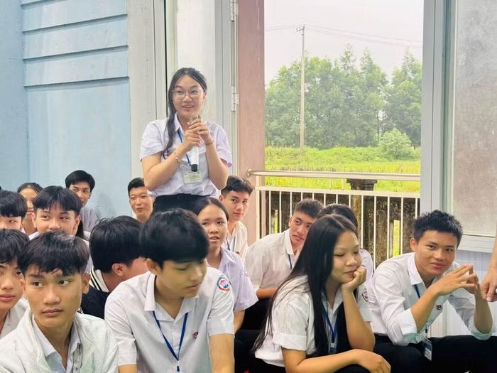 Học sinh đặt các câu hỏi liên quan.