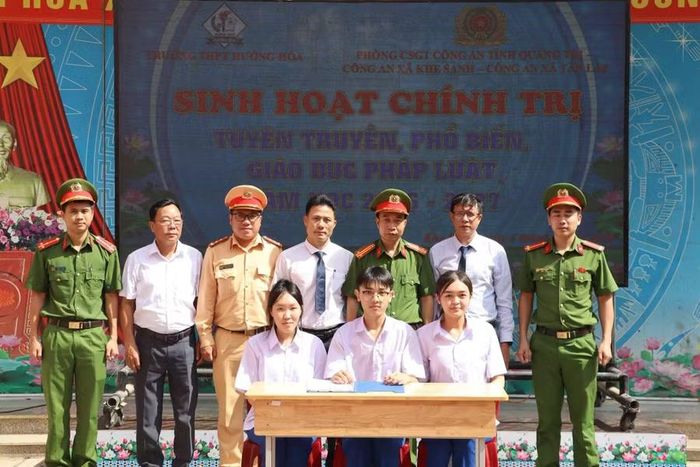 Đại diện các lớp tham gia ký cam kết.