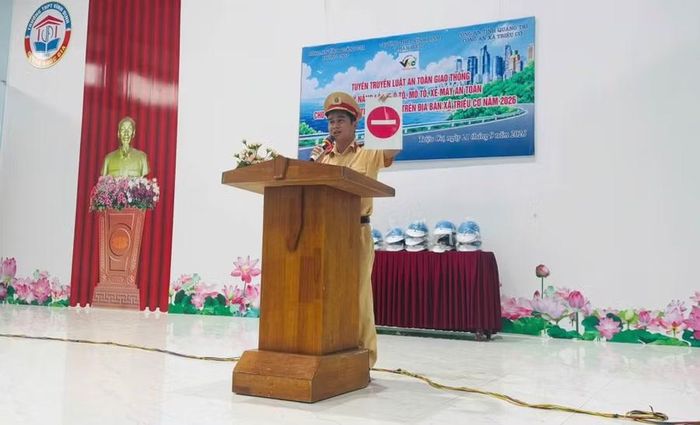 Cán bộ CSGT phổ biến các quy định về tham gia giao thông an toàn.