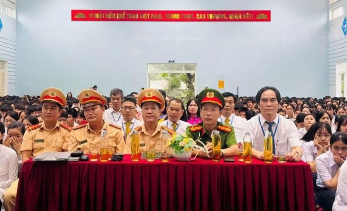 Lãnh đạo nhà trường và các đơn vị tham dự buổi tuyên truyền.