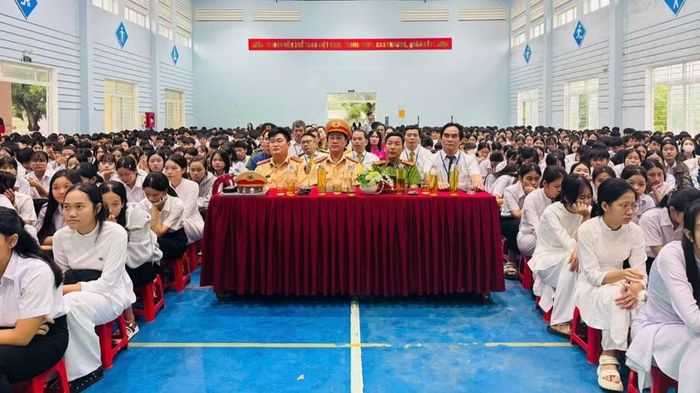 Lãnh đạo Phòng CSGT và Trường THPT Vĩnh Định tham dự chương trình.